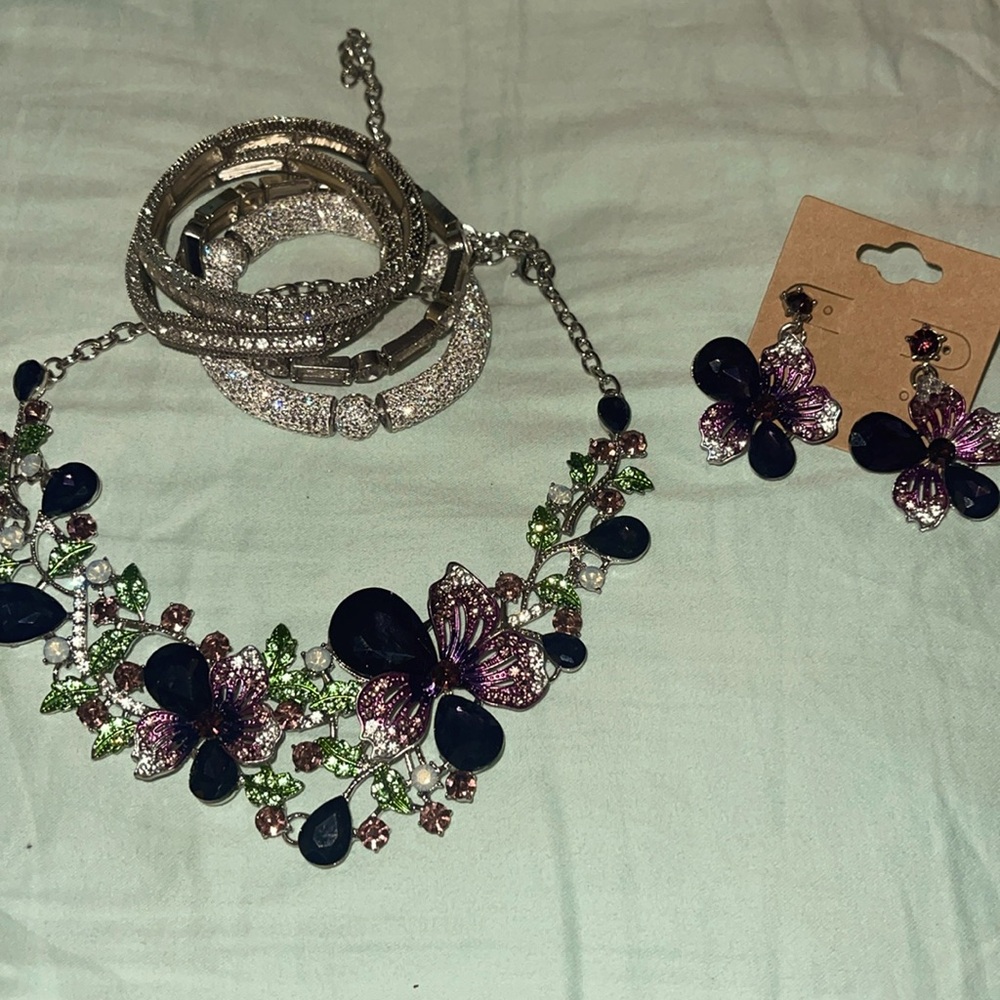 Beautiful purple and green necklace with matching flowers and shiny bracelets